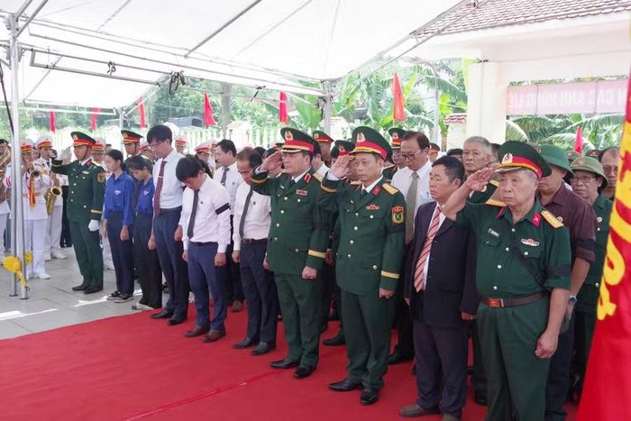 Các đại biểu làm lễ truy điệu và an táng 17 hài cốt liệt sĩ.
