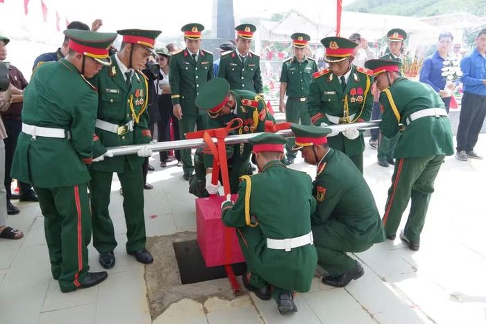 An táng hài cốt liệt sĩ.