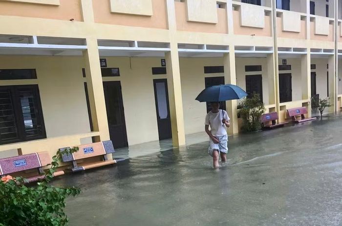 Nước ngập sâu ở sân Trường Tiểu học Thiệu Dương, nhà trường phải cho hơn 1.100 học sinh nghỉ học.