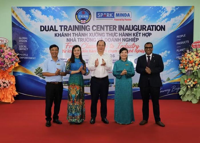 Đại biểu cùng lãnh đạo nhà trường, doanh nghiệp chụp ảnh lưu niệm.