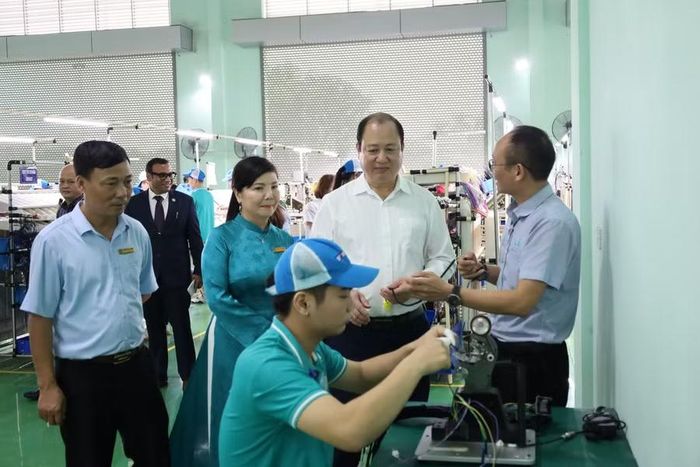 Đại biểu và nhà trường tham quan xưởng thực hành.