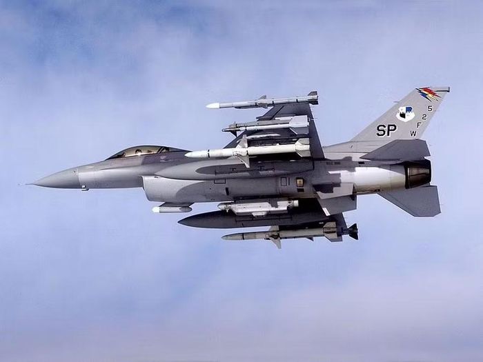 Một máy bay chiến đấu F-16CJ của Không lực Mỹ được trang bị tên lửa AGM-88 HARM và hệ thống nhắm mục tiêu AN/ASQ-213 HTS.
