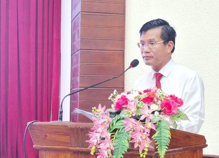 PGS.TS Nguyễn Duân, Chánh Văn phòng Đảng và Đoàn thể Đại học Huế trình bày tham luận.