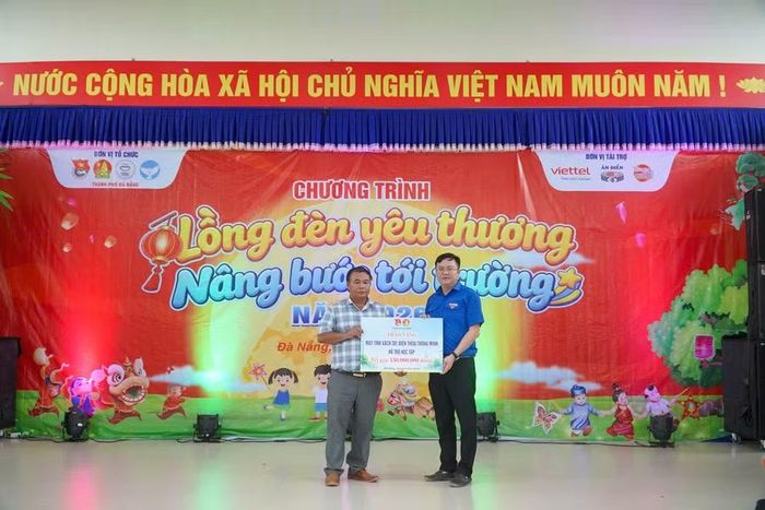 Trao quà cho thầy và trò Trường Phổ thông nội trú Tiểu học và THCS Đắc Pring.