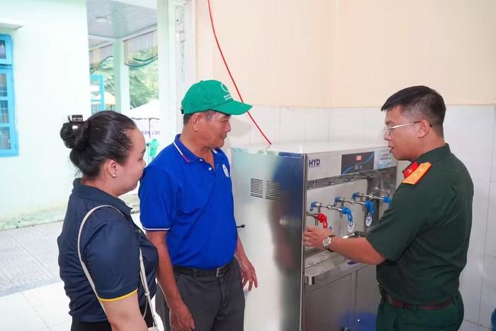 Trao máy lọc nước cho Trường Mẫu giáo thôn 56, xã Đắc Pring.