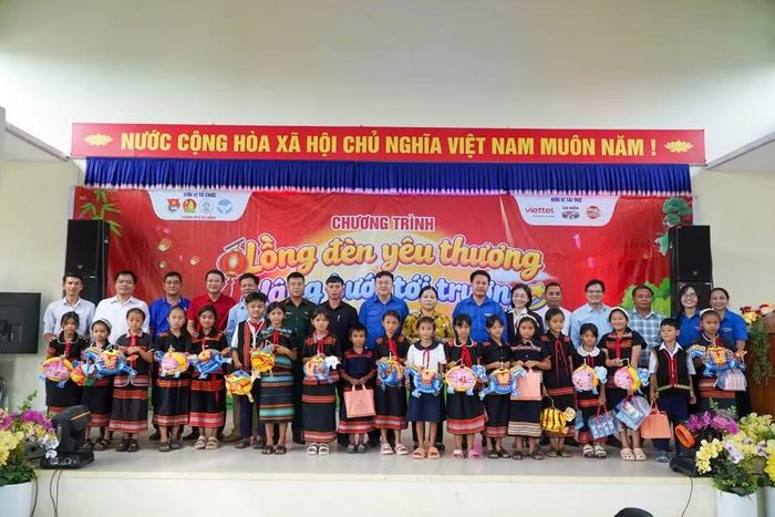 Những phần quà ý nghĩa cho học sinh vùng khó.