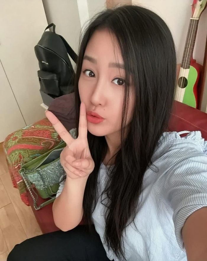 Hoa hậu Mai Phương Thúy tạo dáng nhí nhảnh.