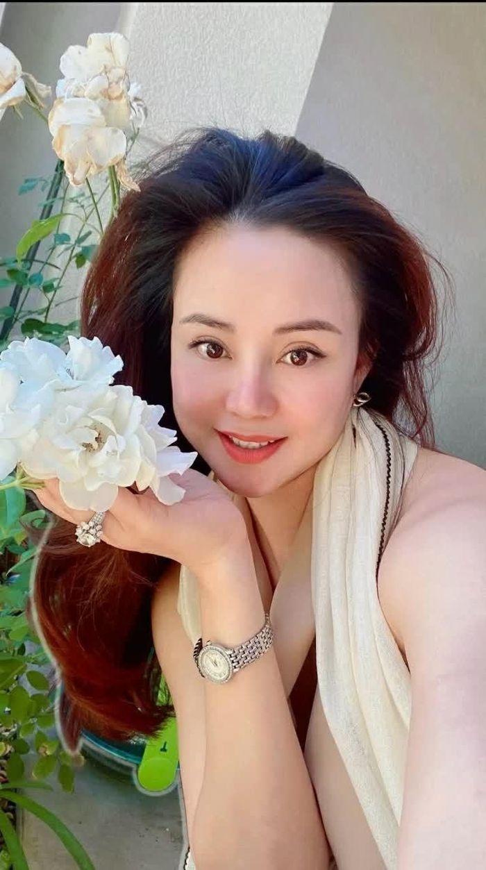 Ca sĩ Vy Oanh say sưa ngắm hoa đẹp.