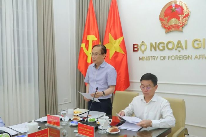 Đồng chí Lê Hoài Trung, Ủy viên Bộ Chính trị, Bộ trưởng Ngoại giao, Trưởng Đoàn Kiểm tra, giám sát số 230, phát biểu kết luận tại buổi làm việc. (Ảnh: Nguyễn Nhuận)