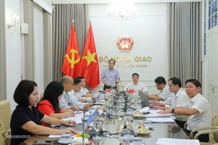 Đồng chí Lê Hoài Trung, Ủy viên Bộ Chính trị, Bộ trưởng Ngoại giao, Trưởng Đoàn Kiểm tra, giám sát số 230 làm việc với Ban Thường vụ Thành ủy Huế tại Trụ sở Bộ Ngoại giao. (Ảnh: Nguyễn Nhuận)