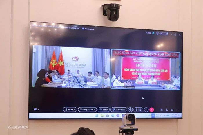 Buổi làm việc diễn ra dưới hình thức trực tiếp kết hợp trực tuyến. (Ảnh: Nguyễn Nhuận)