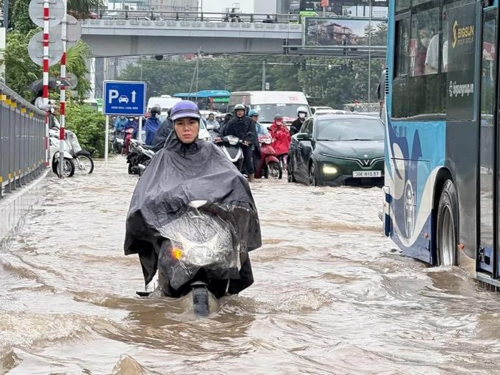 Nhiều trường ở Hà Nội học trực tuyến do mưa ngập. (Ảnh: Đình Hiếu)