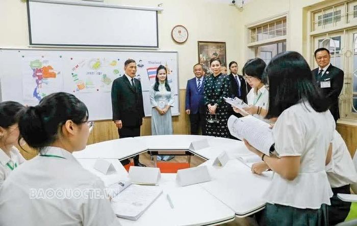 Nhà vua Thái Lan và Hoàng hậu thăm Trường Đại học Hà Nội. (Ảnh: Nguyễn Hồng)