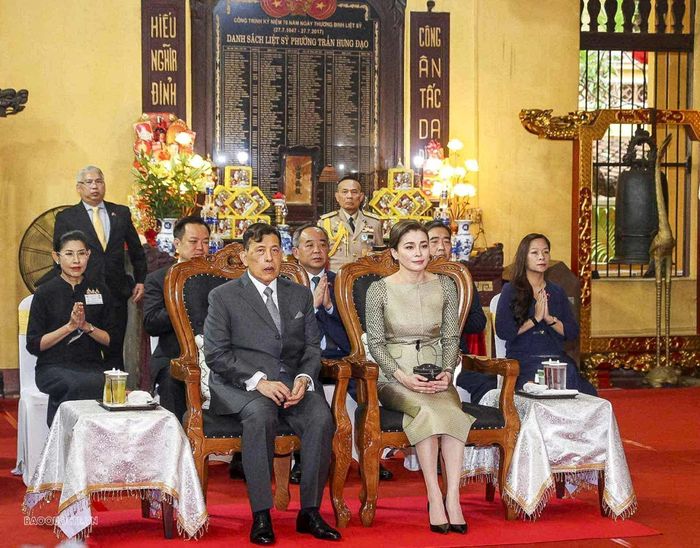 Nhà Vua Maha Vajiralongkorn và Hoàng hậu Suthida thăm chùa Quán Sứ. (Ảnh: Nguyễn Hồng)