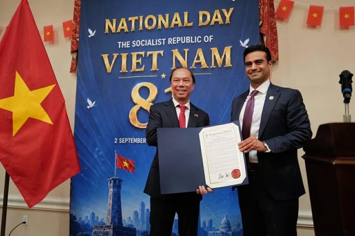 Hạ nghị sĩ Abraham Hamadeh trao tặng Đại sứ Nguyễn Quốc Dũng văn bản ghi nhận được đưa vào Congressional Record của Hạ viện Hoa Kỳ. (Nguồn: Đại sứ quán Việt Nam tại Hoa Kỳ)
