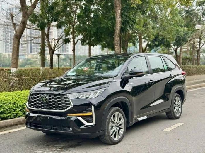 Top 5 mẫu xe hybrid bán chạy nhất tháng 8/2026: Toyota Innova Cross HEV vươn lên dẫn đầu.