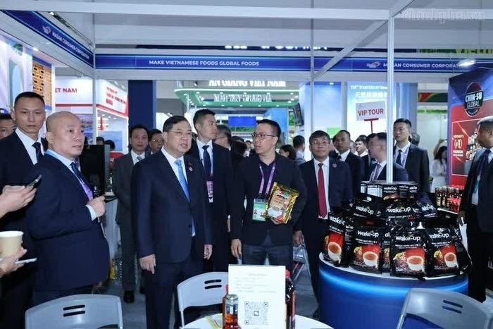 Phó Thủ tướng Thường trực Phạm Gia Túc nghe giới thiệu về các sản phẩm của Việt Nam trưng bày tại Hội chợ. (Nguồn: VGP)