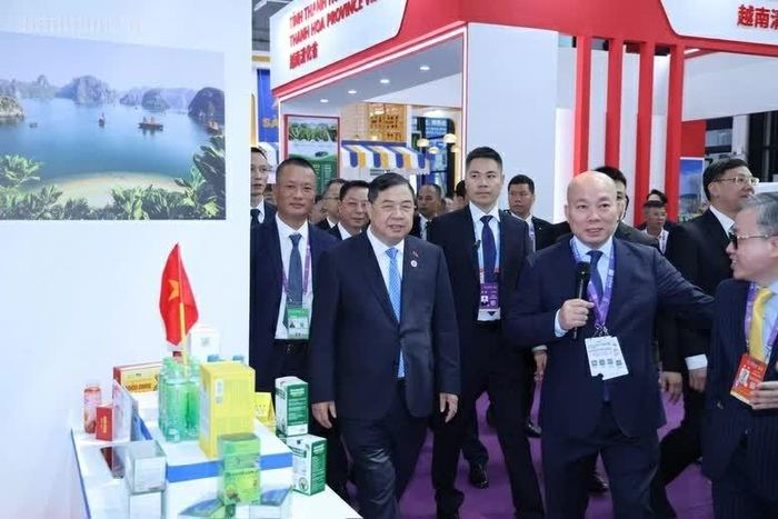 Phó Thủ tướng Thường trực Phạm Gia Túc thăm một số gian trưng bày của doanh nghiệp Việt Nam tại Hội chợ. (Nguồn: VGP)