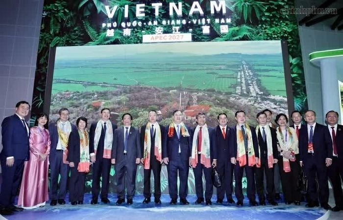 Phó Thủ tướng Thường trực Phạm Gia Túc cùng các đại biểu tại gian hàng của tỉnh An Giang. (Nguồn: VGP)
