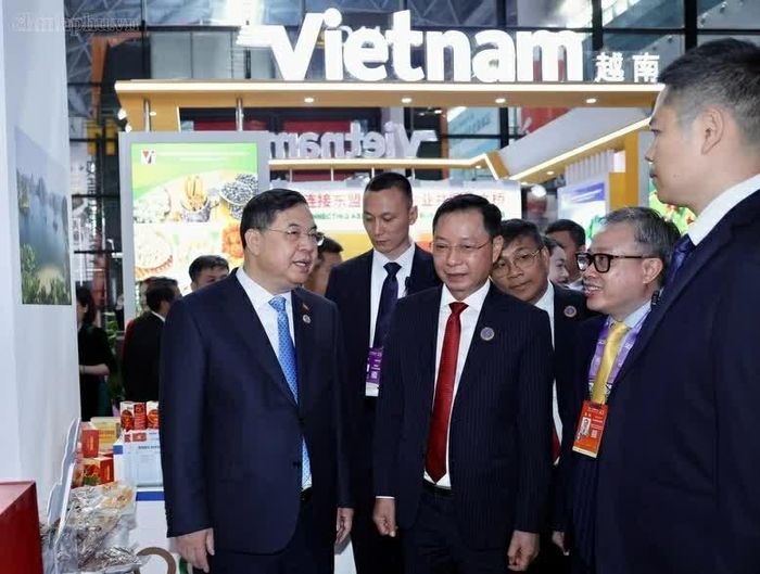Phó Thủ tướng Thường trực Phạm Gia Túc trao đổi với các đơn vị khi đi thăm một số gian trưng bày của doanh nghiệp Việt Nam tại Hội chợ. (Nguồn: VGP)