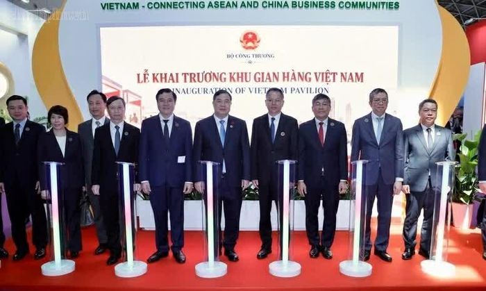 Phó Thủ tướng Thường trực Phạm Gia Túc dự Lễ khai trương Khu gian hàng Việt Nam. (Nguồn: VGP)