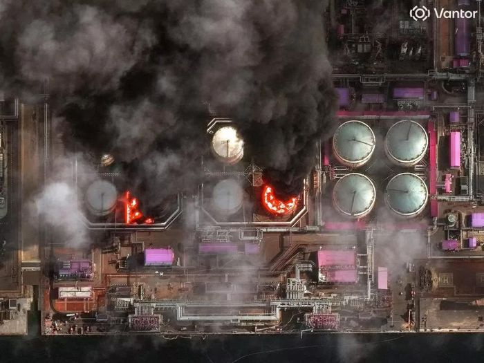 Khói bốc lên từ các bồn chứa dầu tại cảng Ust-Luga bên bờ biển Baltic của Nga, sau khi khu vực này nhiều lần trở thành mục tiêu trong các cuộc tấn công của Ukraine, ngày 29/3. (Nguồn: Vantor)