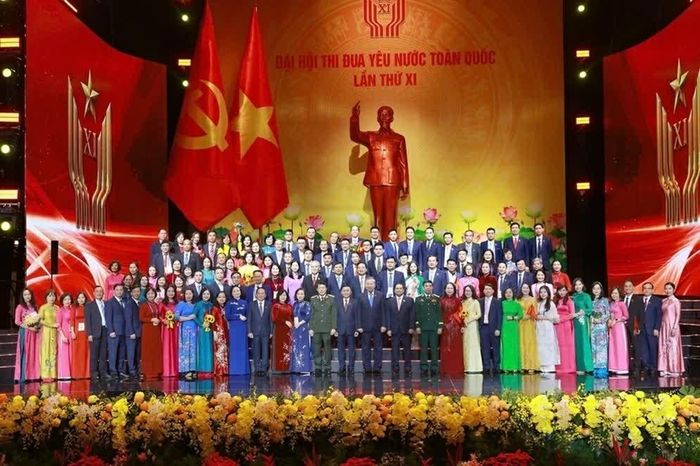 Các đồng chí Lãnh đạo Đảng, Nhà nước chụp ảnh lưu niệm cùng công chức, viên chức, người lao động Ban Thi đua - Khen thưởng Trung ương tại Đại hội Thi đua yêu nước toàn quốc lần thứ XI. (Nguồn: Bộ Nội vụ)