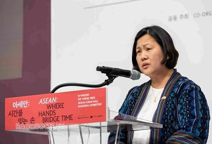 Đại sứ Philippines tại Hàn Quốc Bernadette Therese C. Fernandez phát biểu chúc mừng tại lễ khai trương Không gian ASEAN tại Jeonju.
