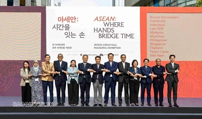 Các đại biểu chụp ảnh lưu niệm.