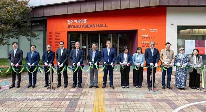 Các đại biểu thực hiện nghi thức cắt băng khai trương Không gian ASEAN tại Jeonju ngày 17/9.