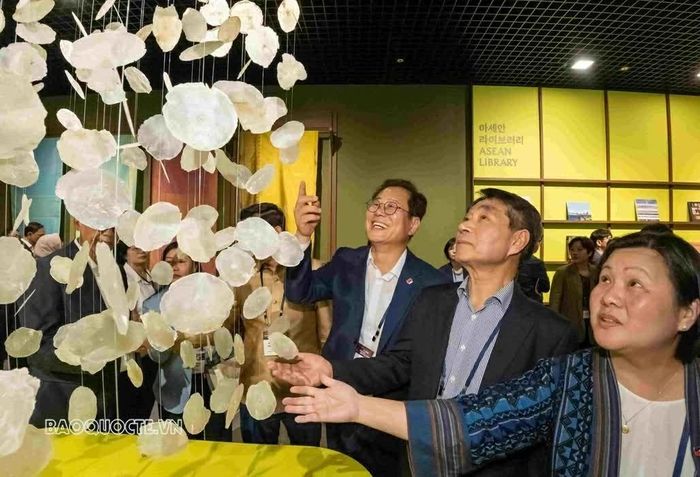 Các đại biểu tham dự lễ khai trương Không gian ASEAN tại Jeonju tham quan triển lãm đầu tiên mang tên “ASEAN: Đôi tay nối dài thời gian”