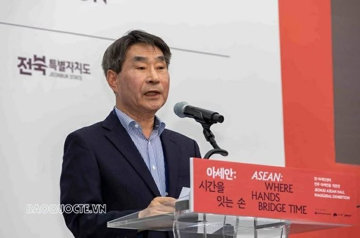 Tổng thư ký AKC Kim Jae-shin phát biểu chào mừng tại lễ khai trương Không gian ASEAN tại Jeonju.