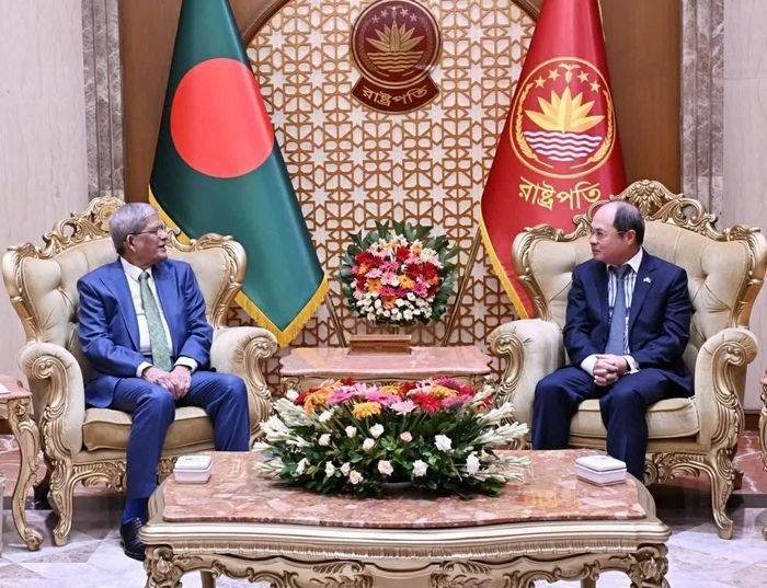 Đại sứ Nguyễn Mạnh Cường trao đổi với Tổng thống Bangladesh.