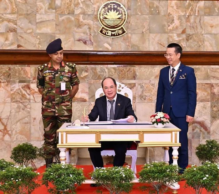 Đại sứ Nguyễn Mạnh Cường ghi sổ lưu niệm tại Phủ Tổng thống Bangladesh.