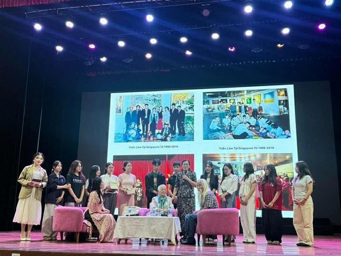 Đạo diễn Xuân Phượng tại buổi giao lưu với các sinh viên tại Trường Đại học Văn hóa Hà Nội. (Ảnh: Đức Thắng)