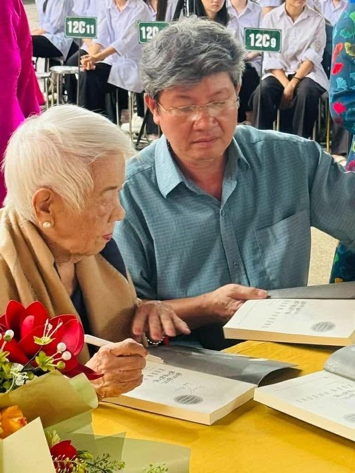Đạo diễn Xuân Phượng ký tặng hồi ký “Gánh gánh gồng gồng” tại Tuyên Quang. (Ảnh: Đức Thắng)