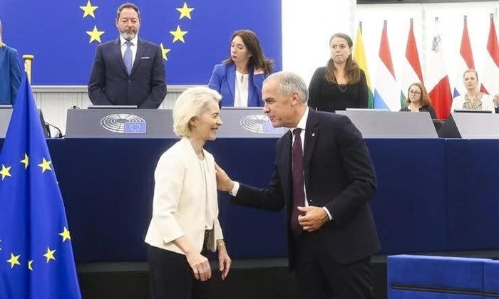 Chủ tịch Ủy ban châu Âu (EC) Ursula von der Leyen (trái) và Thủ tướng Canada Mark Carney tại Nghị viện châu Âu ở Strasbourg, Pháp, ngày 16/9. (Nguồn: EU)