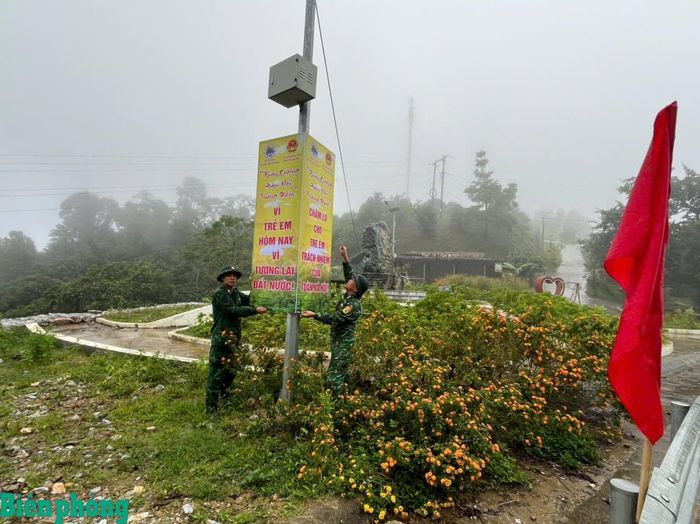 Cán bộ, chiến sĩ Đồn Biên phòng cửa khẩu Tén Tằn treo pa nô quảng bá về chương trình. Ảnh: Hải Chuyền