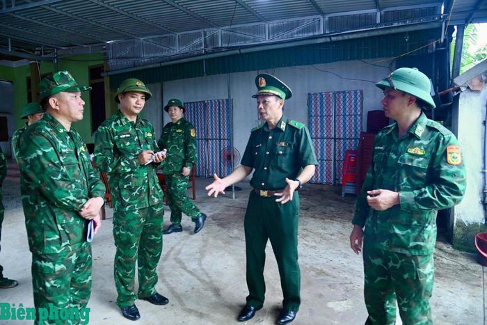 Thiếu tướng Hoàng Hữu Chiến kiểm tra nơi ăn, ở của lực lượng thi công Sở chỉ huy. Ảnh: Phương Linh