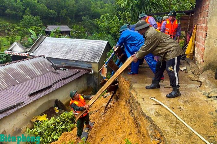 Cán bộ, chiến sĩ Bộ đội Biên phòng thành phố Huế phối hợp với chính quyền địa phương hỗ trợ người dân khắc phục hậu quả sạt lở đất. Ảnh: Võ Tiến