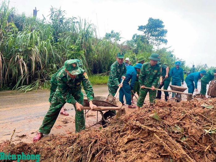 Cán bộ, chiến sĩ Đồn Biên phòng Ba Tầng, Bộ đội Biên phòng tỉnh Quảng Trị khắc phục điểm sạt lở, bảo đảm giao thông thông suốt. Ảnh: Thành Phú