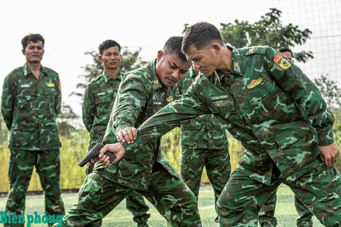 Phân thế động tác võ đoạt súng từ tay đối tượng. Ảnh: Lê Văn Chương