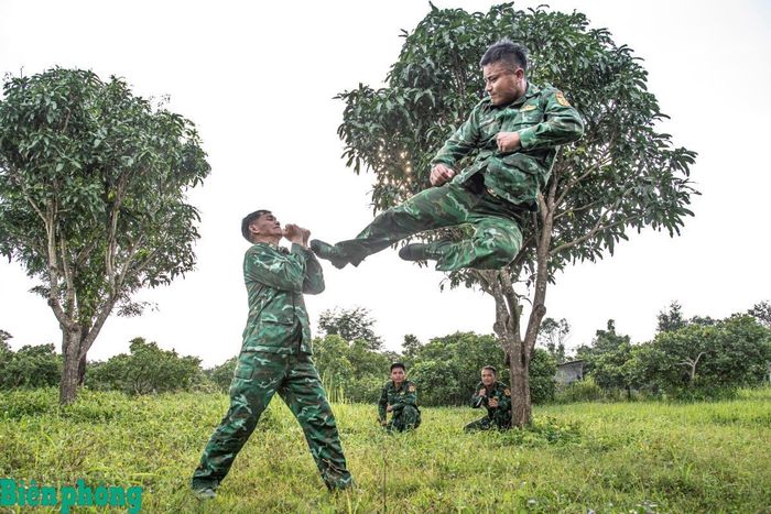 Đòn song phi đầy uy lực của một “võ sĩ quân hàm xanh”. Ảnh: Lê Văn Chương