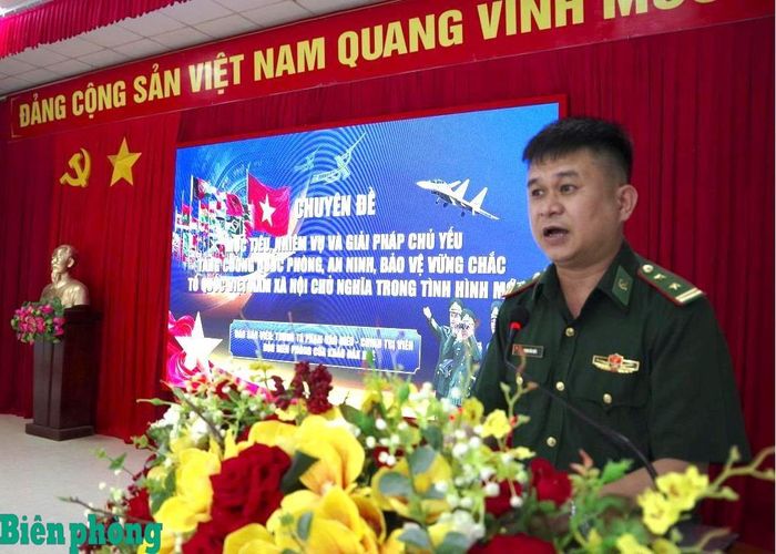 Trung tá Phạm Văn Hiếu, Chính trị viên Đồn Biên phòng cửa khẩu Đắk Ruê trình bày chuyên đề tại hội nghị. Ảnh: Phước Tài