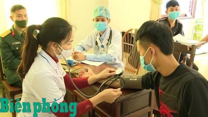 Công dân thực hiện việc khám sức khỏe nghĩa vụ quân sự. Ảnh: CTV