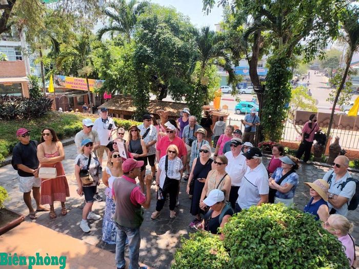 Du khách tàu biển tham quan di tích lịch sử tỉnh Khánh Hòa. Ảnh: Lệ Giang