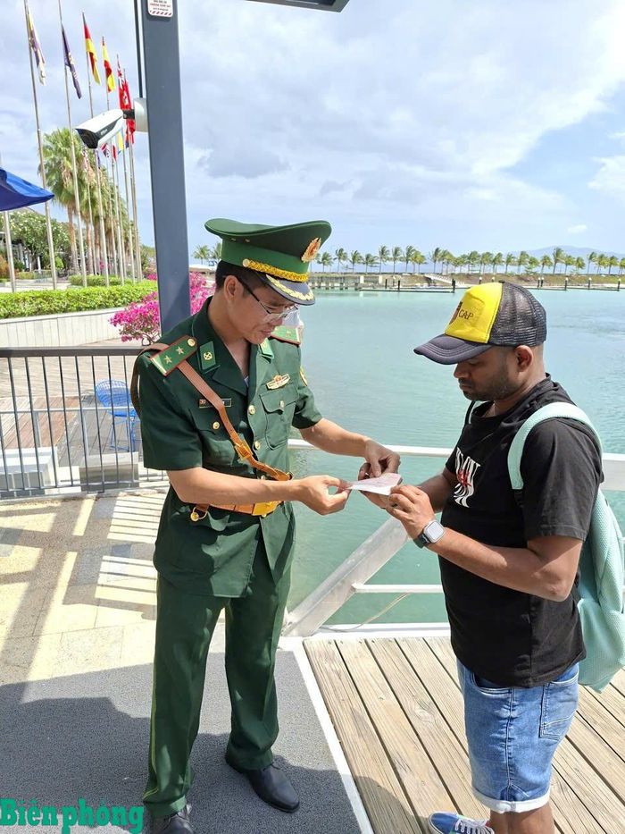 Cán bộ Đồn Biên phòng cửa khẩu cảng Nha Trang (Bộ đội Biên phòng tỉnh Khánh Hòa) kiểm tra giấy tờ khách lên bờ tại bến du thuyền Ana Marina. Ảnh: Lệ Giang