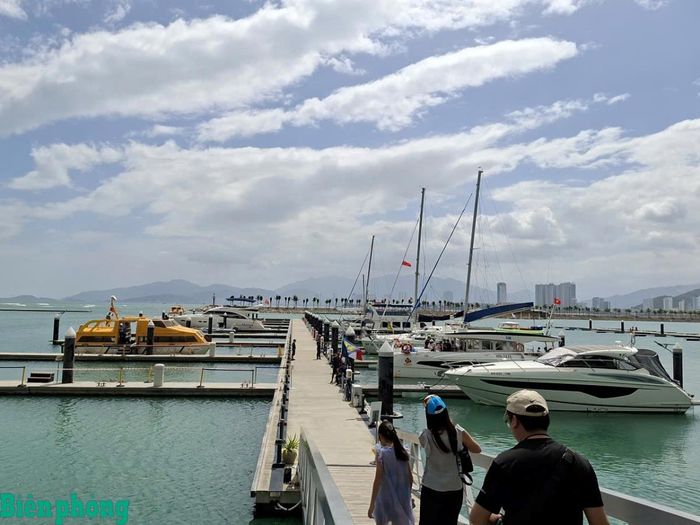 Khách du lịch tàu biển quốc tế tại bến du thuyền Ana Marina. Ảnh: Lệ Giang