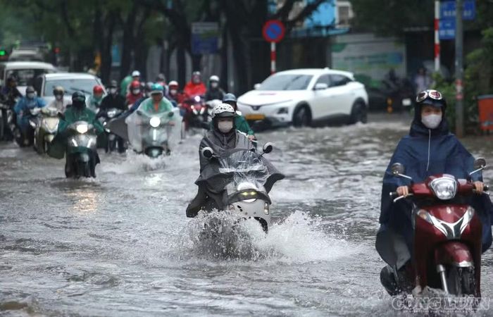 Tại phố Núi Trúc, nước ngập khiến việc đi lại của người dân gặp nhiều khó khăn. Ảnh: Quang Hùng.