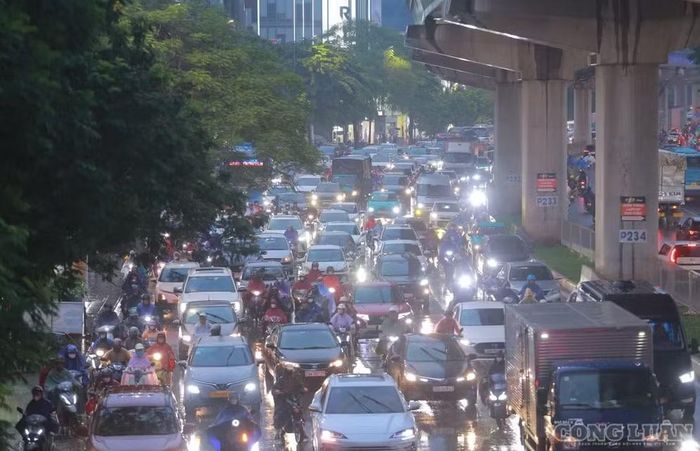 Nhiều tuyến đường Thủ đô rơi vào tình trạng ùn tắc trong cơn mưa lớn giờ tan tầm. Ảnh: Quang Hùng.